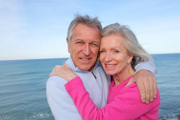 海沿いの年配のカップルのクローズ アップ — ストック写真