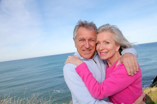 Vértes idősebb pár, tenger mellett — Stock Fotó