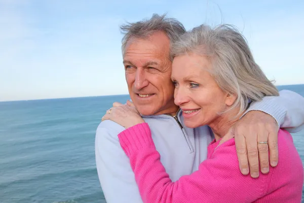Primo piano della coppia anziana in riva al mare — Foto Stock