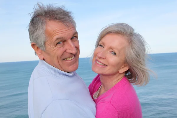 Närbild av äldre par vid havet — Stockfoto