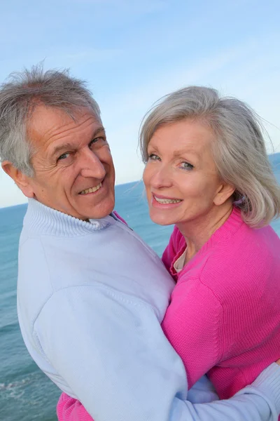 Gros plan de couple de personnes âgées au bord de la mer — Photo