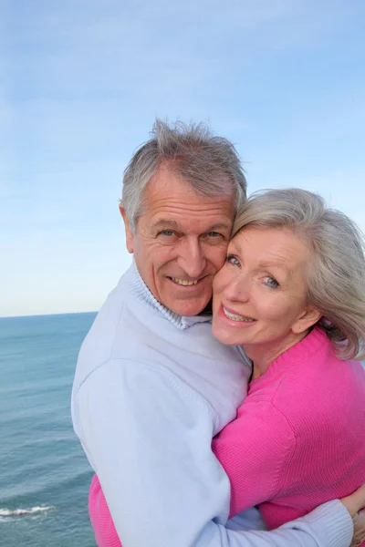 Primo piano della coppia anziana in riva al mare — Foto Stock