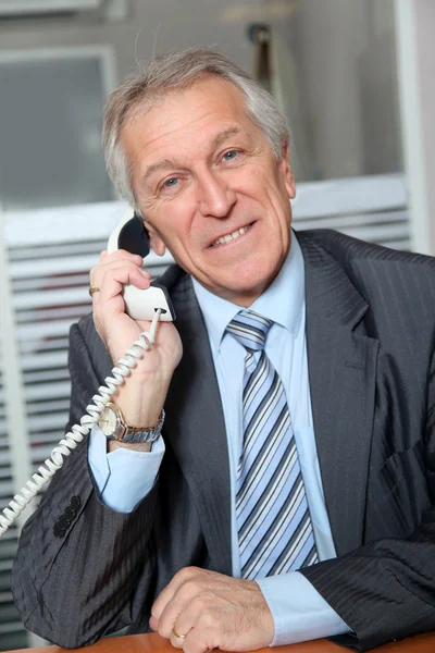Porträt eines leitenden Geschäftsmannes am Telefon — Stockfoto