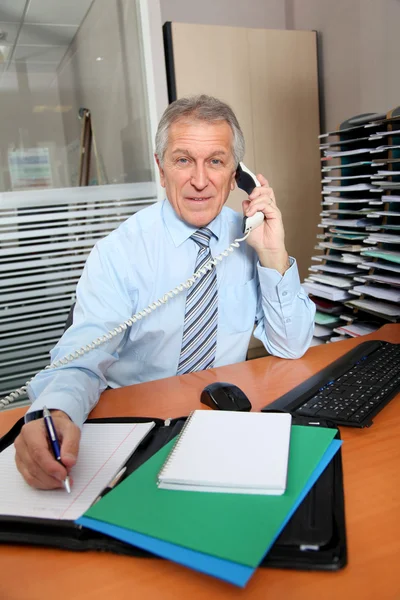 Senior affärsman arbetar på kontoret — Stockfoto