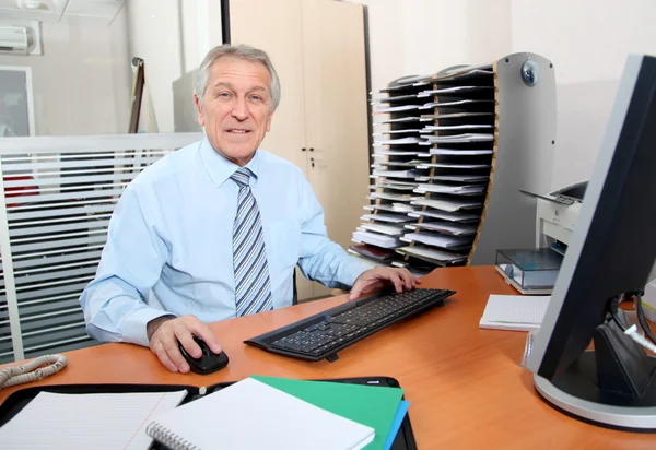 Empresário sénior a trabalhar no escritório — Fotografia de Stock