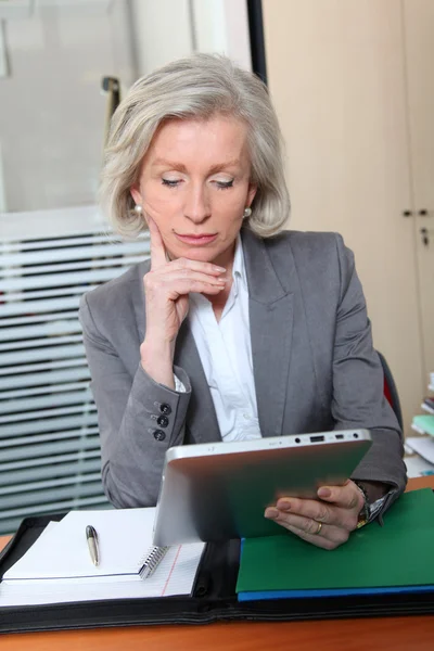 Senior office worker in office with electronic pad — Stock Photo, Image