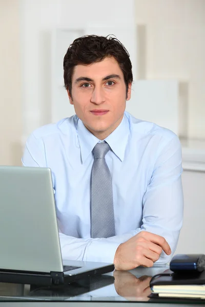 Porträt eines Geschäftsmannes im Büro — Stockfoto