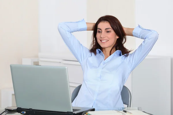 Affärskvinna med utsträckta armar i office — Stockfoto
