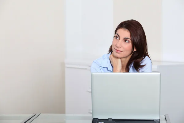 Porträtt av affärskvinna framför bärbar dator — Stockfoto