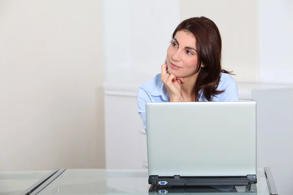 Portrait de femme d'affaires devant un ordinateur portable — Photo