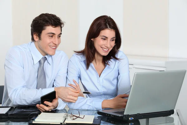 Trabajadores de oficina con ordenador portátil — Foto de Stock