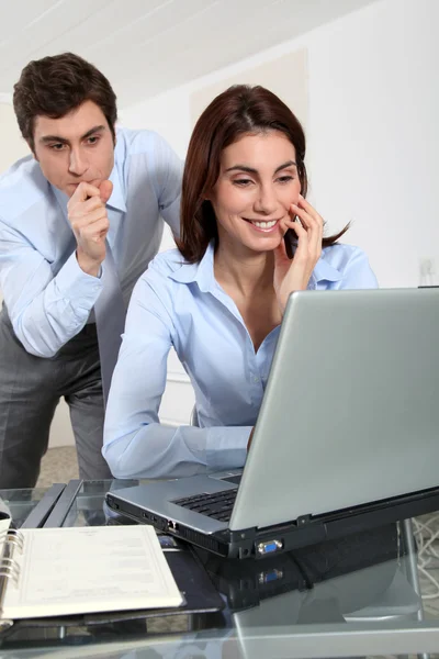 Trabalhadores de escritório com computador portátil — Fotografia de Stock