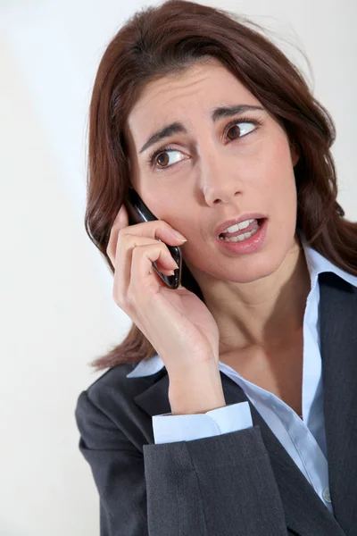 Çok meşgul bir görünüm ile telefonda iş kadını — Stok fotoğraf