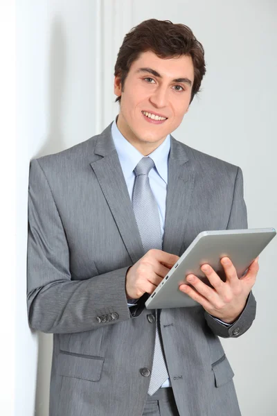 Affärsman står med elektroniska pad — Stockfoto