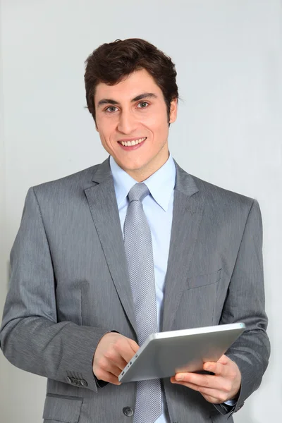 Affärsman står med elektroniska pad — Stockfoto