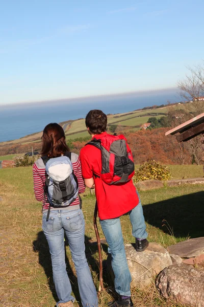 Kırsal kesimde güzel sonbahar gününde hiking Çift — Stok fotoğraf