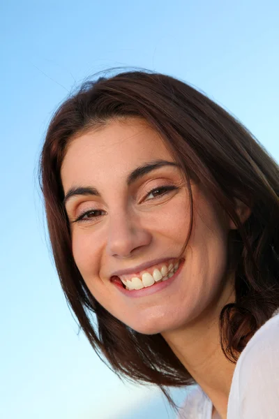 Portret van mooie lachende vrouw — Stockfoto