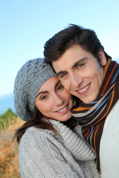Portret szczęśliwy pary w jesieni — Zdjęcie stockowe