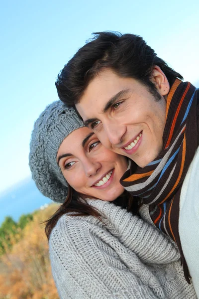 秋のシーズンに幸せなカップルの肖像画 — ストック写真