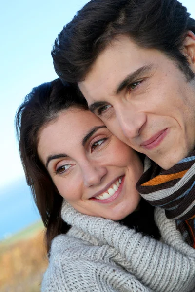 Portrét šťastnému páru v sezóně podzim — Stock fotografie