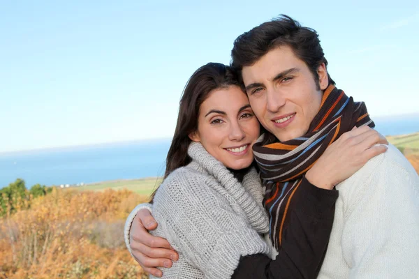 Portrét šťastnému páru v sezóně podzim — Stock fotografie