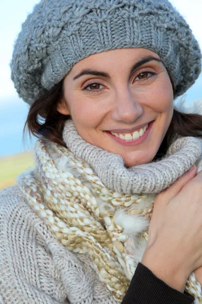 冬の美しい笑顔の女性の肖像画 — ストック写真