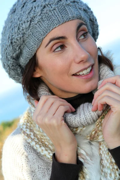 Πορτρέτο του όμορφη χαμογελαστό γυναίκα το χειμώνα — Φωτογραφία Αρχείου