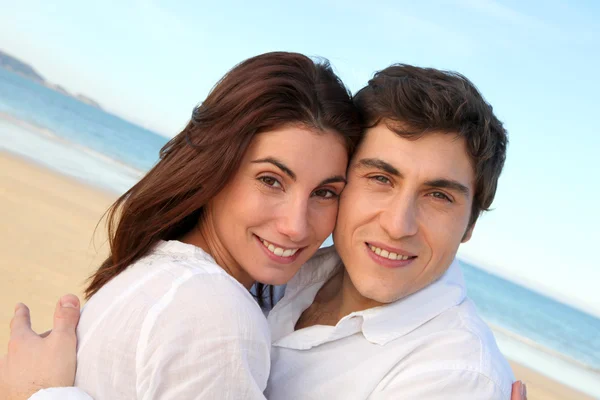 Portrait de charmant couple à la plage en été — Photo