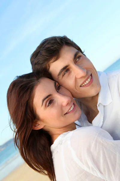 Porträtt av underbara par på stranden i sommar — Stockfoto
