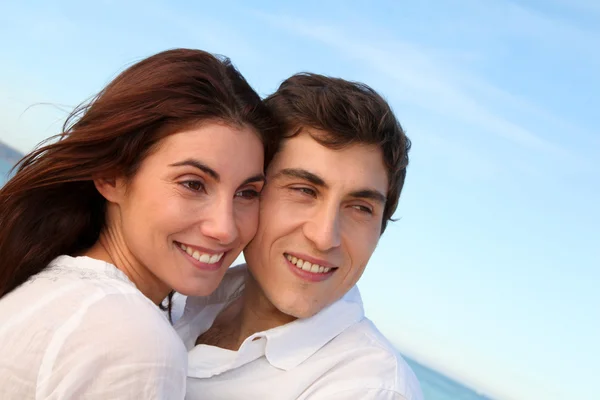 Retrato de pareja encantadora en la playa en verano —  Fotos de Stock