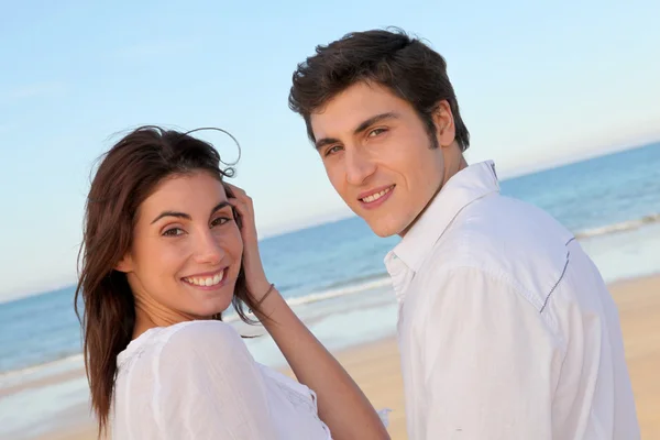 Ritratto di bella coppia in spiaggia in estate — Foto Stock