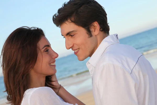 可爱的情侣在夏季海滩的肖像 — 图库照片