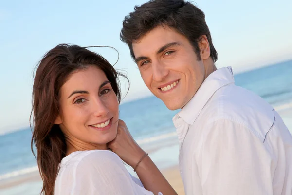 Portret van mooie paar op het strand in de zomer — Stockfoto
