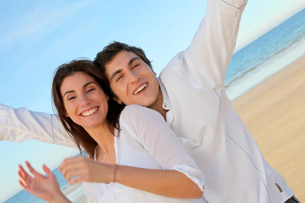 Portrait of lovely couple at the beach in summer — Stock Photo, Image