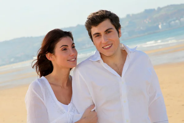 Портрет прекрасной пары, гуляющей по пляжу — стоковое фото