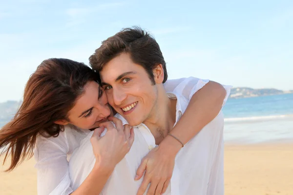可爱的情侣在夏季海滩的肖像 — 图库照片
