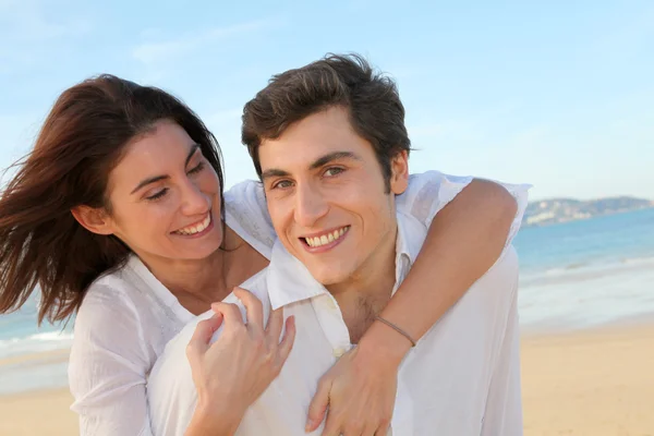 Retrato de casal encantador na praia no verão — Fotografia de Stock