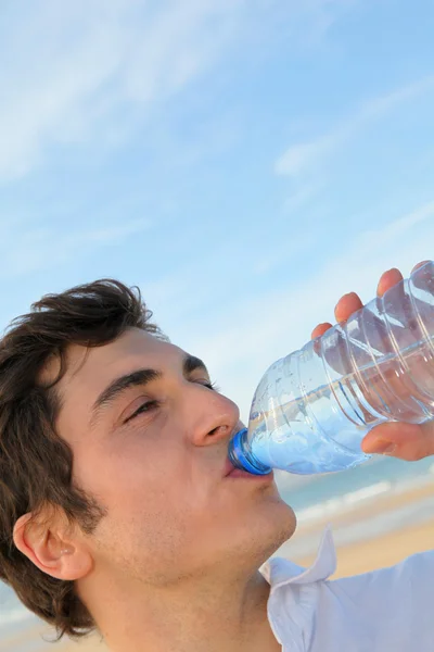Close-up van man drinkwater uit de fles — Stockfoto