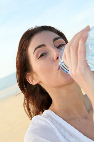 Nahaufnahme einer Frau, die Wasser aus der Flasche trinkt — Stockfoto
