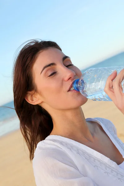 Primer plano de la mujer bebiendo agua de la botella — Foto de Stock