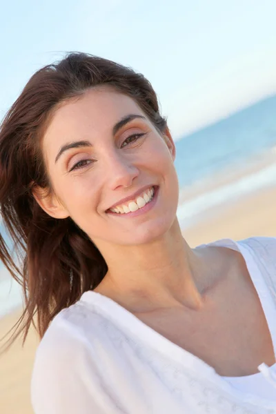 在海滩的美丽微笑女人肖像 — 图库照片
