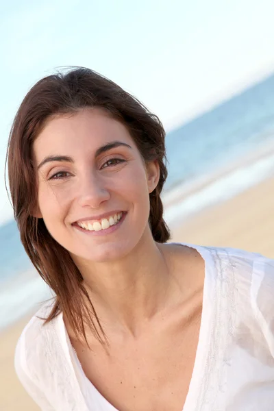 해변에서 아름 다운 웃는 여자의 초상화 — 스톡 사진