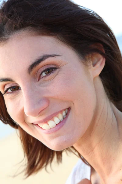 Szép, mosolygós nő a strandon portréját — Stock Fotó