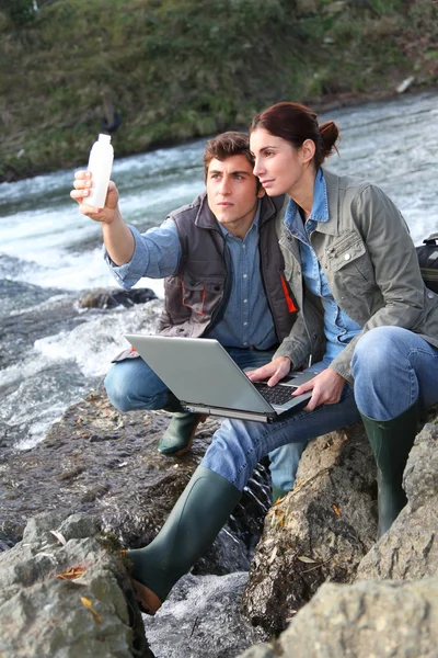 Biologer testa vatten naturliga floden — Stockfoto