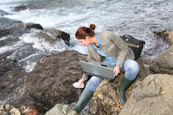 Γυναίκα επιστήμονας δοκιμή της ποιότητας του νερού στο ποτάμι — Φωτογραφία Αρχείου
