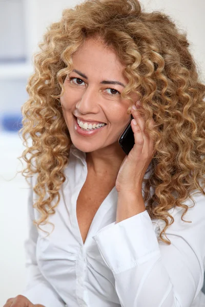 Porträt einer Geschäftsfrau am Telefon — Stockfoto