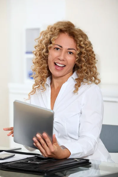 Kobieta w biurze za pomocą elektronicznej karty — Zdjęcie stockowe