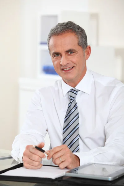 Porträt eines Geschäftsmannes am Schreibtisch — Stockfoto