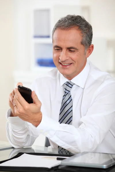 Portret biznesmena korzystającego z telefonu komórkowego — Zdjęcie stockowe