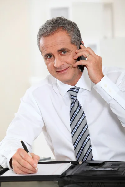 Retrato de homem de negócios ao telefone — Fotografia de Stock